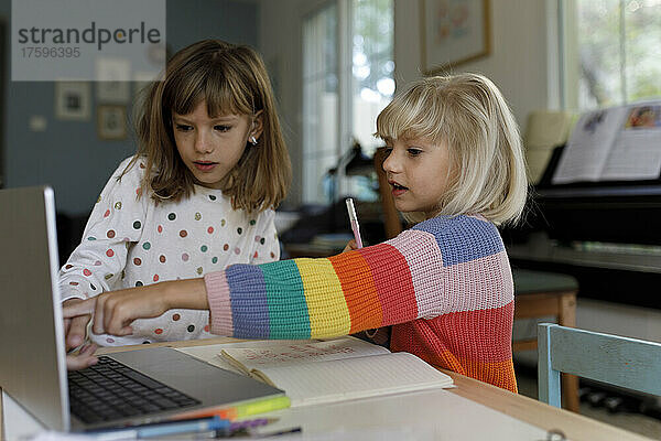 Schwestern lernen zu Hause per Laptop E-Learning