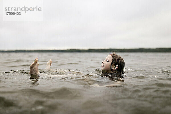 Mädchen schwimmt im Seewasser
