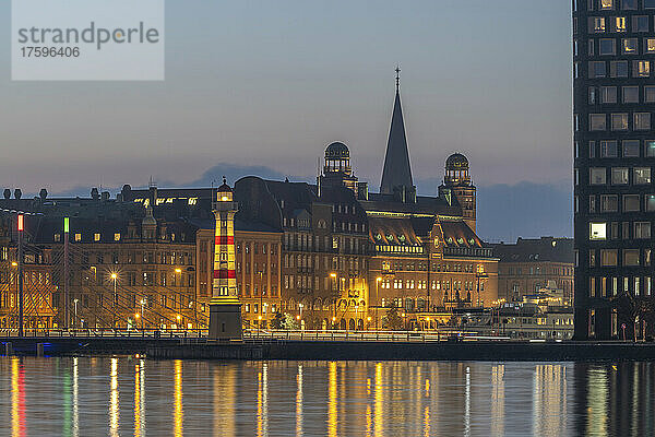 Schweden  Skane County  Malmö  Hafenleuchtturm in der Abenddämmerung mit Brücke und Danske Bank im Hintergrund