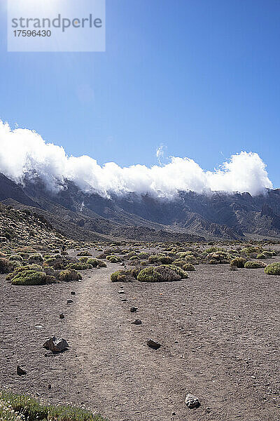 Vulkanlandschaft mit bewölktem Himmel an sonnigen Tagen im Nationalpark El Teide  Teneriffa  Kanarische Inseln  Spanien