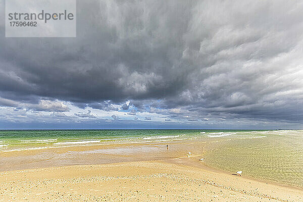 Australien  Südaustralien  Adelaide  bewölkter Himmel über dem leeren Henley Beach