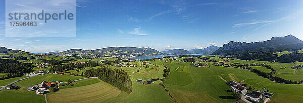 Golfplatz in der Nähe des Mondsees an sonnigen Tagen  Salzkammergut  Oberösterreich  Österreich