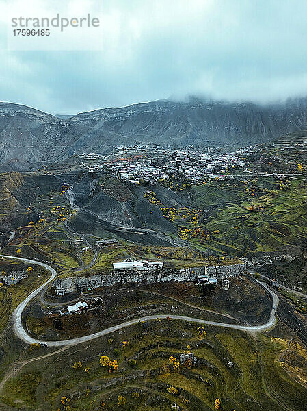 Kurvenreiche Straße im Dorf Aul Chokh an den Bergen im Nordkaukasus  Dagestan  Russland