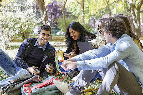 Lächelnde Freunde verbringen ihre Freizeit im College-Park