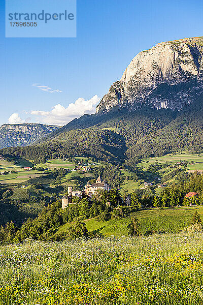 Italien  Südtirol  Vols am Schlern  Blick auf Schloss Prosels im Sommer mit Wiese im Vordergrund und Schlern im Hintergrund