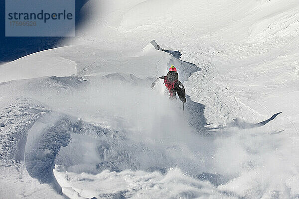 Junger Mann beim Skifahren auf einem schneebedeckten Berg  Tirol  Österreich