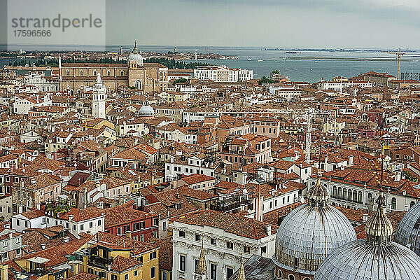 Italien  Venetien  Venedig  Altstadt in der Abenddämmerung mit Dogenpalast und Kuppeln der Markusbasilika im Vordergrund