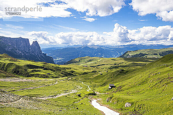 Italien  Südtirol  Sommerwolken über der Seiser Alm mit Schlern im Hintergrund