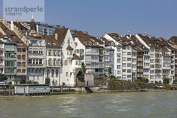 Schweiz  Basel-Stadt  Basel  Reihe von Wohnungen am Wasser