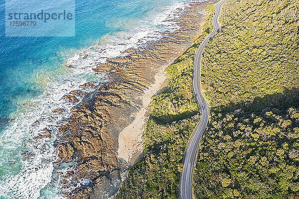 Australien  Victoria  Luftaufnahme der felsigen Küste und des Abschnitts der Great Ocean Road im Sommer