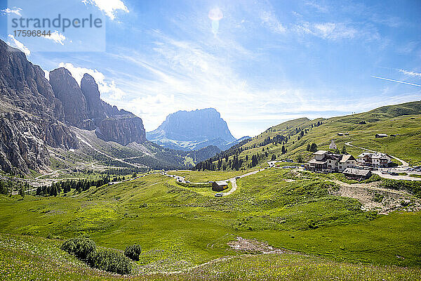 Italien  Südtirol  malerischer Blick auf das Grödner Joch im Sommer