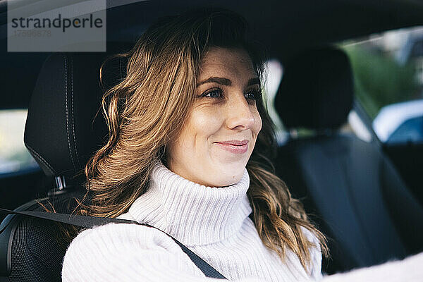 Lächelnde Frau  die Auto fährt