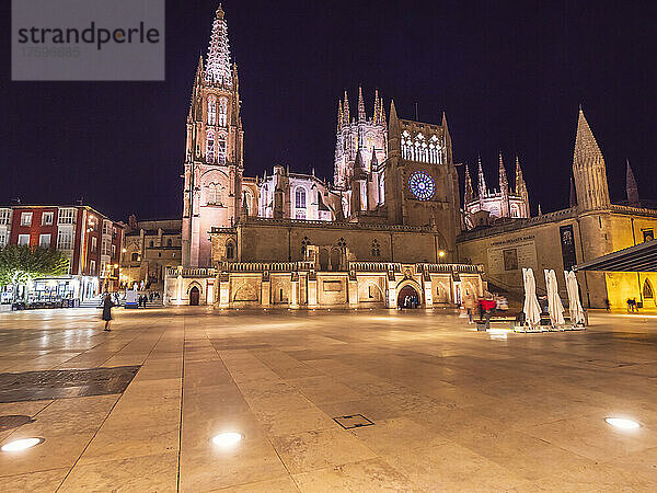Spanien  Kastilien und León  Burgos  Platz vor der beleuchteten Kathedrale der Heiligen Maria von Burgos bei Nacht