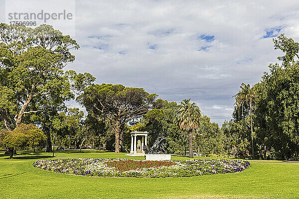 Australien  Südaustralien  Adelaide  Blumenbeet in Angas Gardens mit Angas Family Memorial im Hintergrund