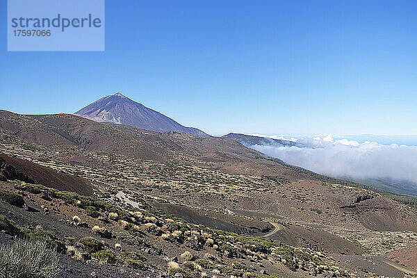 Spanien  Teneriffa  Landschaft des Teide-Nationalparks mit dem Teide im Hintergrund