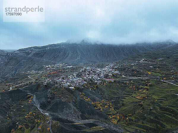Malerische Aussicht auf die Berge des Dorfes Aul Chokh im Nordkaukasus  Dagestan  Russland