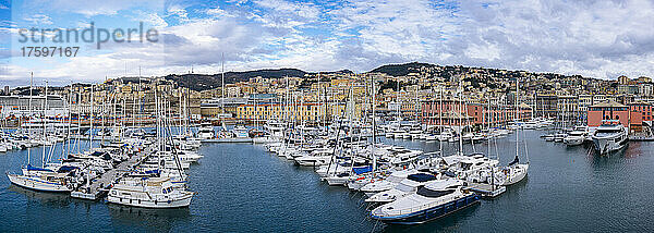 Italien  Ligurien  Genua  Panoramablick auf Boote  die im Stadthafen festmachen