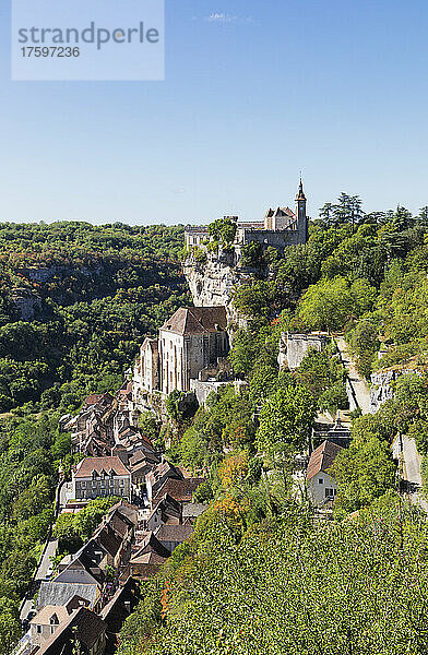 Frankreich  Lot  Rocamadour  Blick auf die Stadt an den Klippen im Sommer