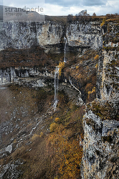 Kleiner Wasserfall im Nordkaukasus im Herbst