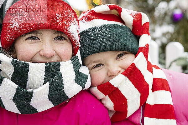 Lächelnde Mädchen tragen im Winter Strickmütze und Schal