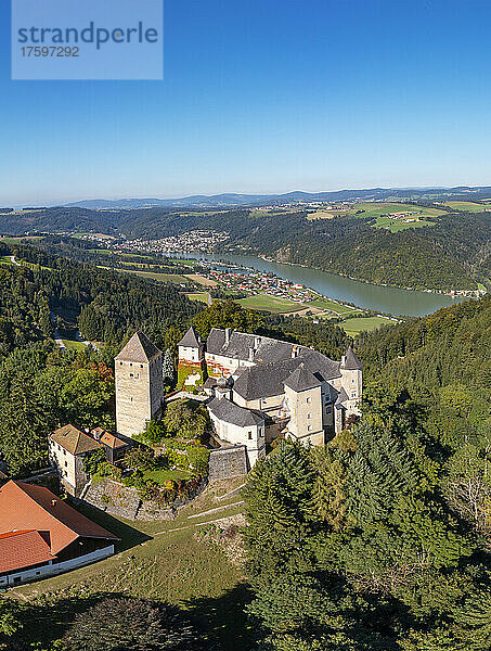 Österreich  Oberösterreich  Vichtenstein  Drohnenansicht der Burg Vichtenstein und der umliegenden Landschaft