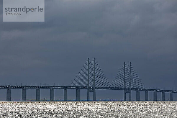 Bewölkter Himmel über der Öresundbrücke