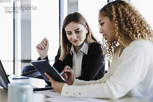 Geschäftsfrauen arbeiten gemeinsam am Tablet-PC im Coworking-Büro