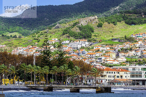 Portugal  Madeira  Machico  Blick auf die Küstenstadt