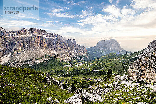 Italien  Südtirol  malerischer Blick auf das Tal  umgeben von den Bergen der Sella- und Langkofelgruppe