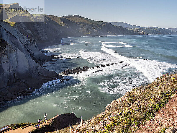 Meereswellen rauschen an einem sonnigen Tag in Richtung Küste  Geopark Baskische Küste  Baskenland  Spanien