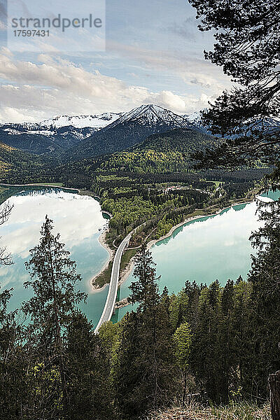 Malerischer Blick auf die Faller-Klamm-Brücke-Brücke über den Sylvensteinsee  Lenggries  Bayern  Deutschland