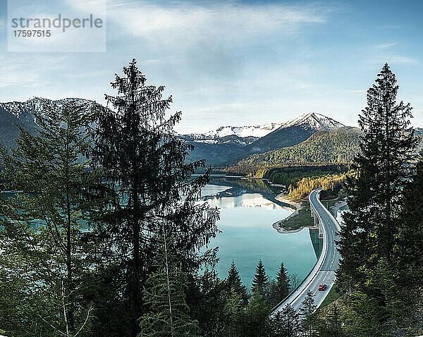 Schöne Aussicht auf die Faller-Klamm-Brücke-Brücke  die in Richtung Berge führt  Sylvensteinsee  Lenggries  Bayern  Deutschland