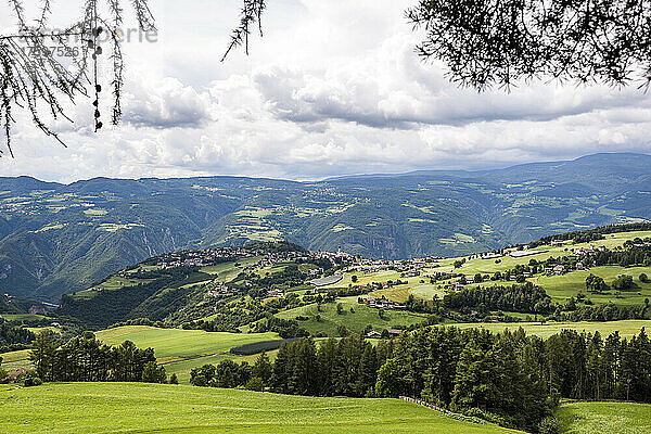 Italien  Südtirol  Vols am Schlern  Sommerwolken über dem Bergdorf in den Dolomiten