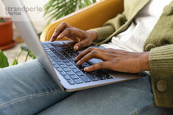 Freiberuflicher Schreiber zu Hause auf der Laptop-Tastatur