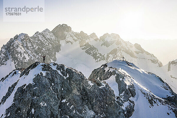 Bergsteiger steht auf dem Vorderer Tajakopf  Ehrwald  Tirol  Österreich