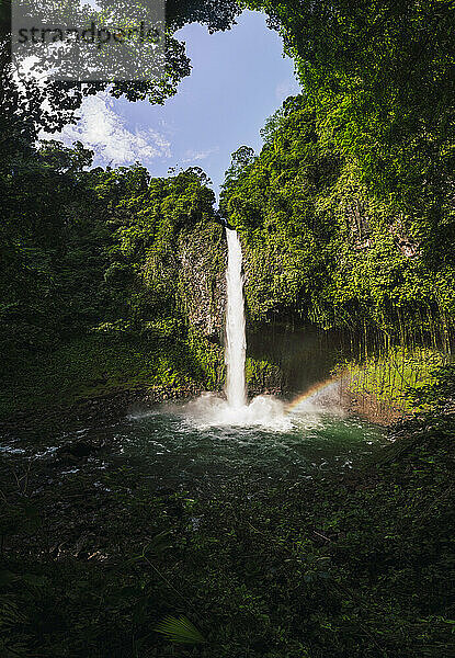 Idyllischer Wasserfall La Fortuna an einem sonnigen Tag  Costa Rica