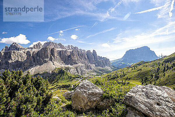 Italien  Südtirol  malerische Aussicht auf die Langkofelgruppe im Sommer