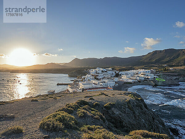 Spanien  Provinz Almeria  Isleta del Moro  Fischerdorf in Cabo de Gata bei Sonnenuntergang