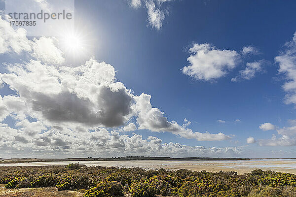 Australien  Südaustralien  Sonne scheint durch Wolken über dem Strand von Parnka Point
