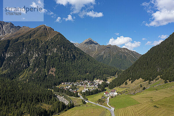 Österreich  Tirol  Sankt Sigmund im Sellrain  Luftaufnahme des Sellraintals im Sommer