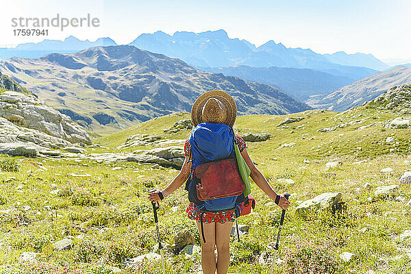 Frau beim Wandern im Kaukasus an einem sonnigen Tag  Sotschi  Russland