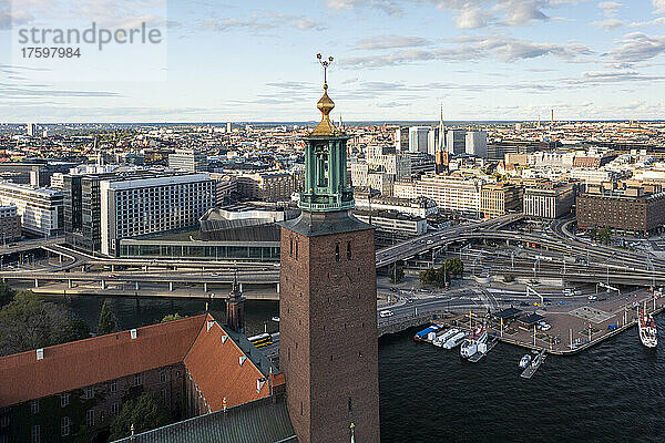 Schweden  Bezirk Stockholm  Stockholm  Luftaufnahme des Glockenturms des Stockholmer Rathauses