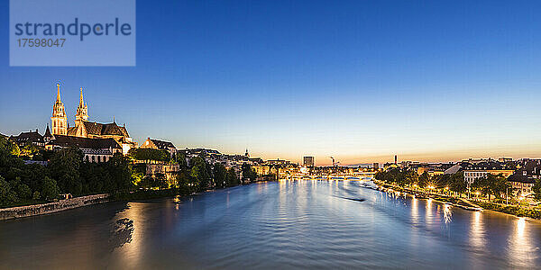 Schweiz  Basel-Stadt  Basel  Langzeitbelichtung des Rheins in der Abenddämmerung mit dem Basler Münster im Hintergrund