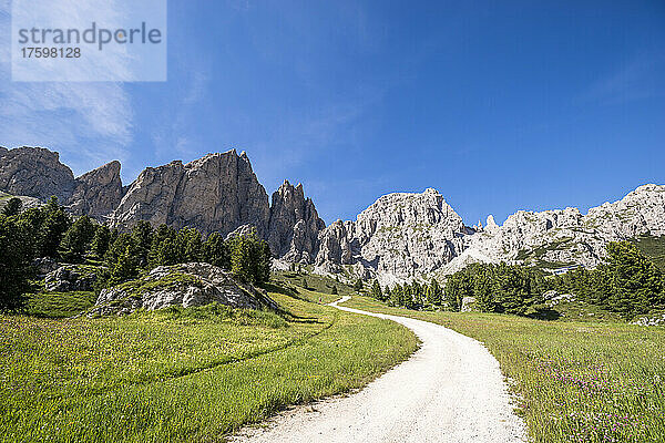 Italien  Südtirol  unbefestigte Straße am Grödner Joch mit der Sellagruppe im Hintergrund