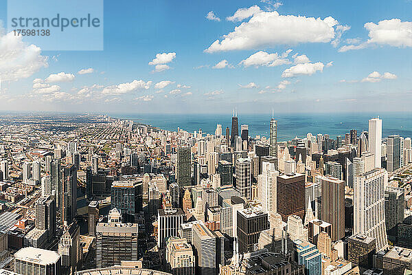 Hohes Gebäude an einem sonnigen Tag in Chicago  USA