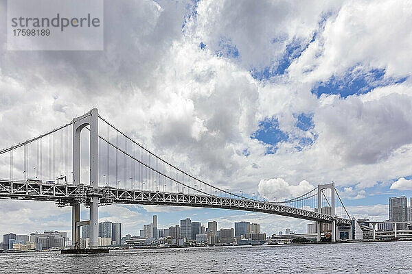 Japan  Kanto-Region  Tokio  Wolken über der Regenbogenbrücke