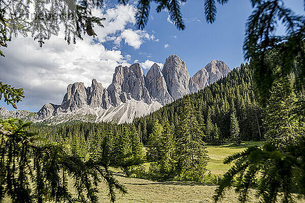 Italien  Südtirol  malerischer Blick auf die Geislergruppe im Sommer