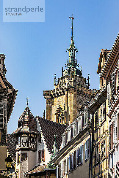 Frankreich  Elsass  Colmar  Altstadthäuser mit Glockenturm der St.-Martins-Kirche im Hintergrund