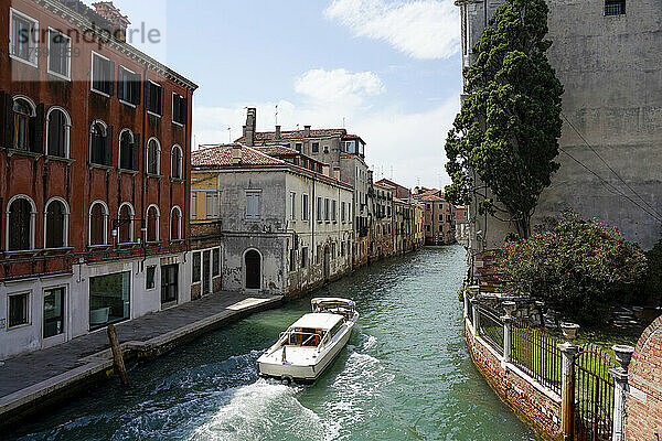 Italien  Venetien  Venedig  Motorboot auf dem Kanal Calle Larga Foscari