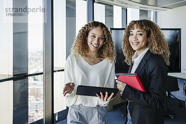Glückliche Geschäftsfrauen mit Tablet-PC im Büro